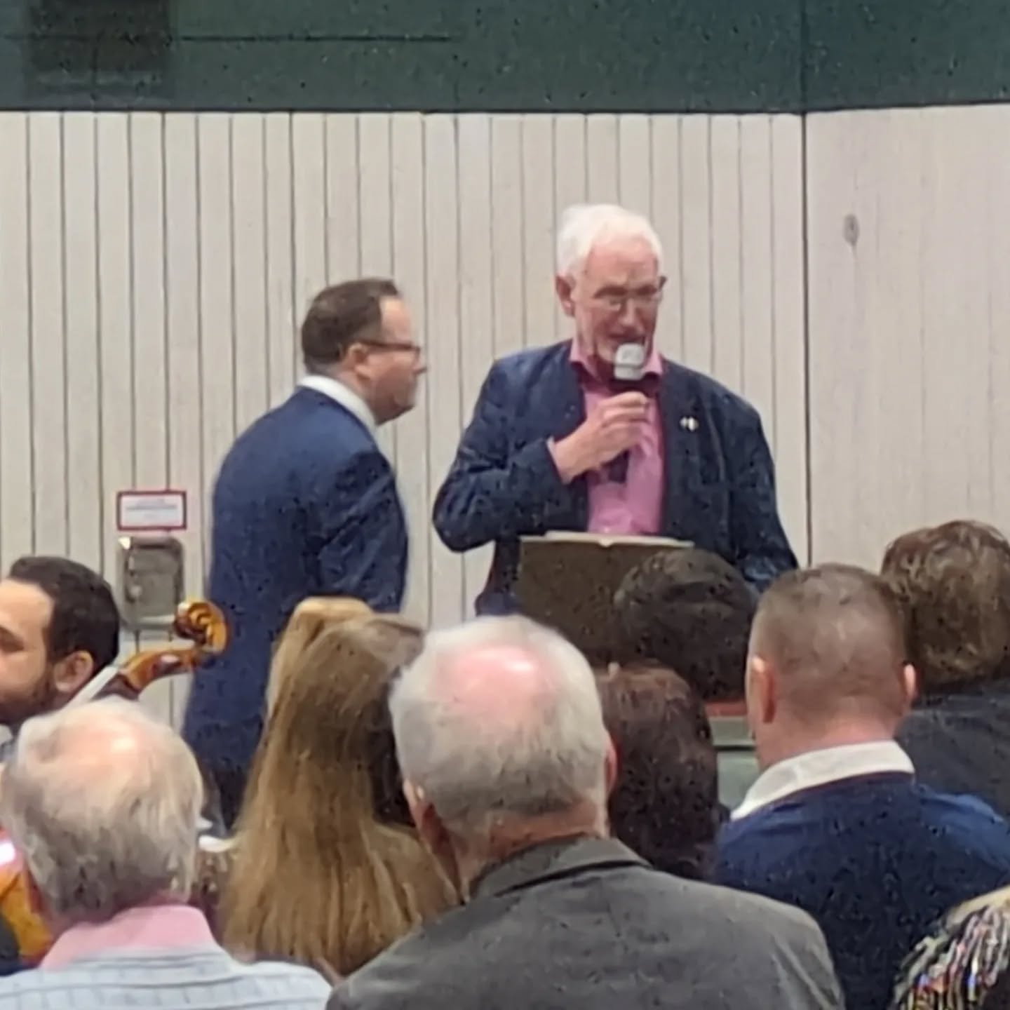 Manfred Holz verleiht Taucha den Titel Fairtrade-Town