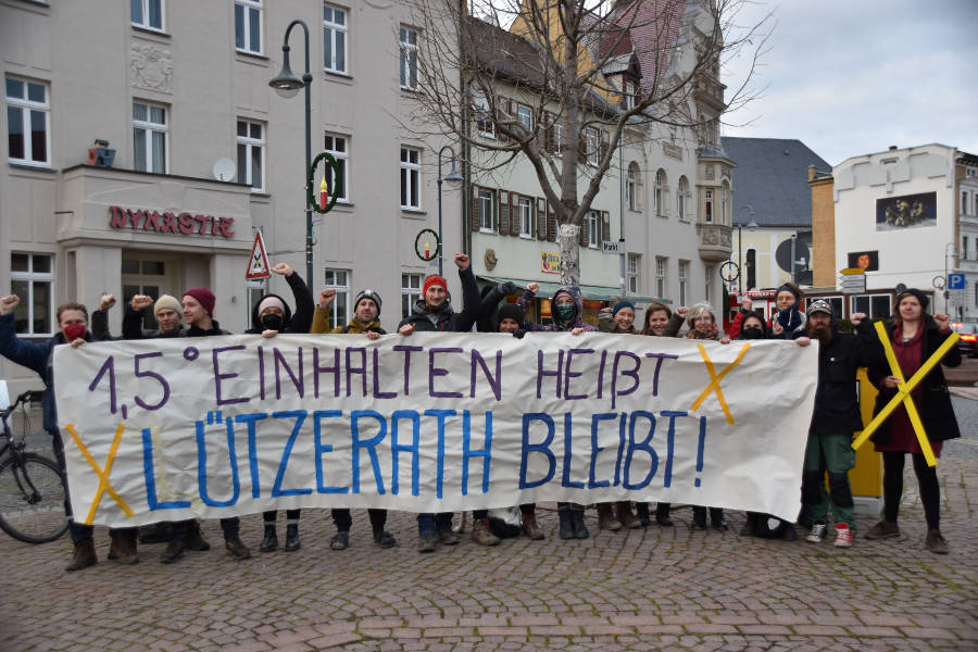 Menschen mit Transparent auf dem Marktplatz: 1,5° einhalten heißt: Lützerath bleibt!
