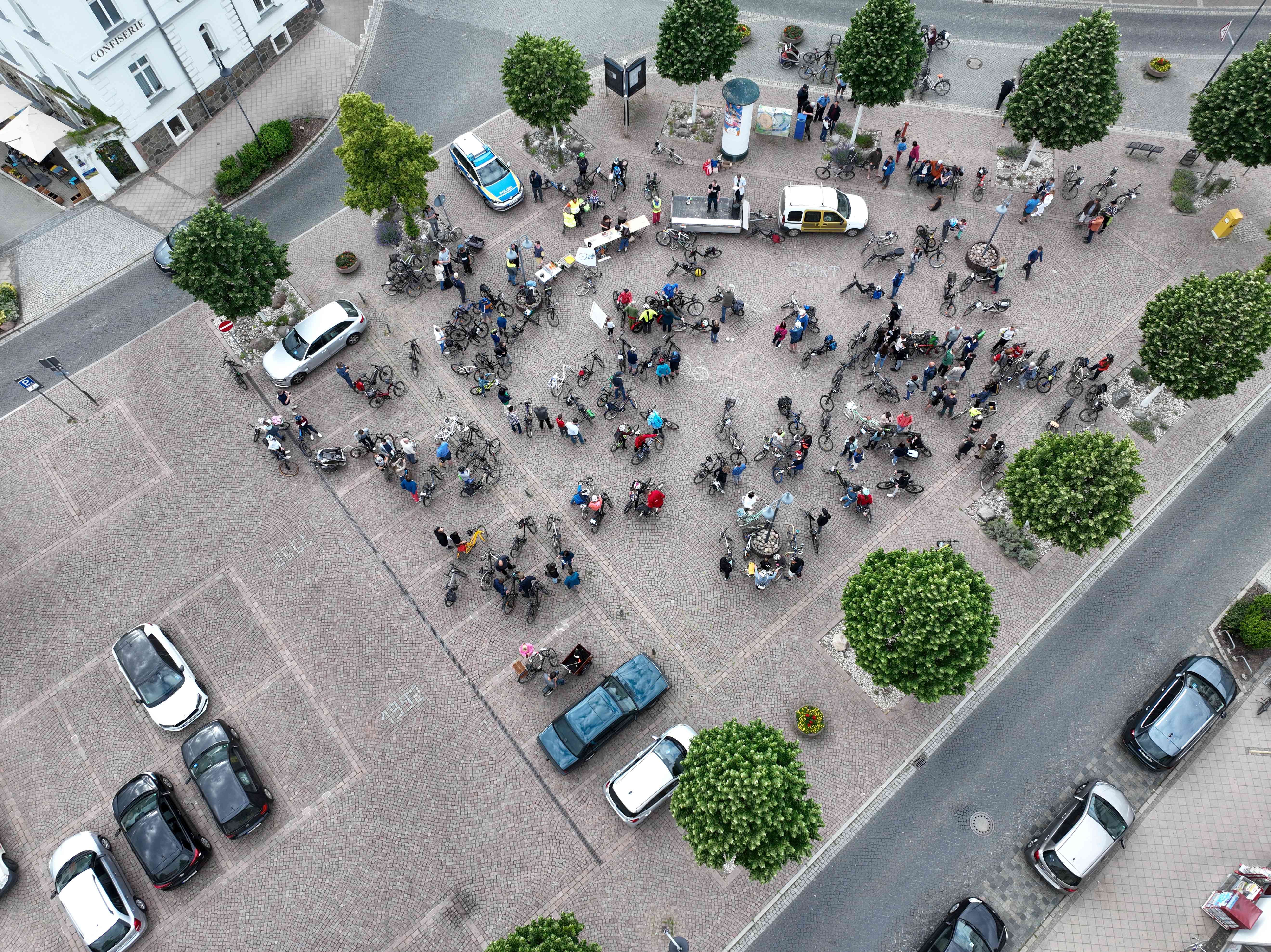 Am Markt werden die Tauchaer*innen schon erwartet.