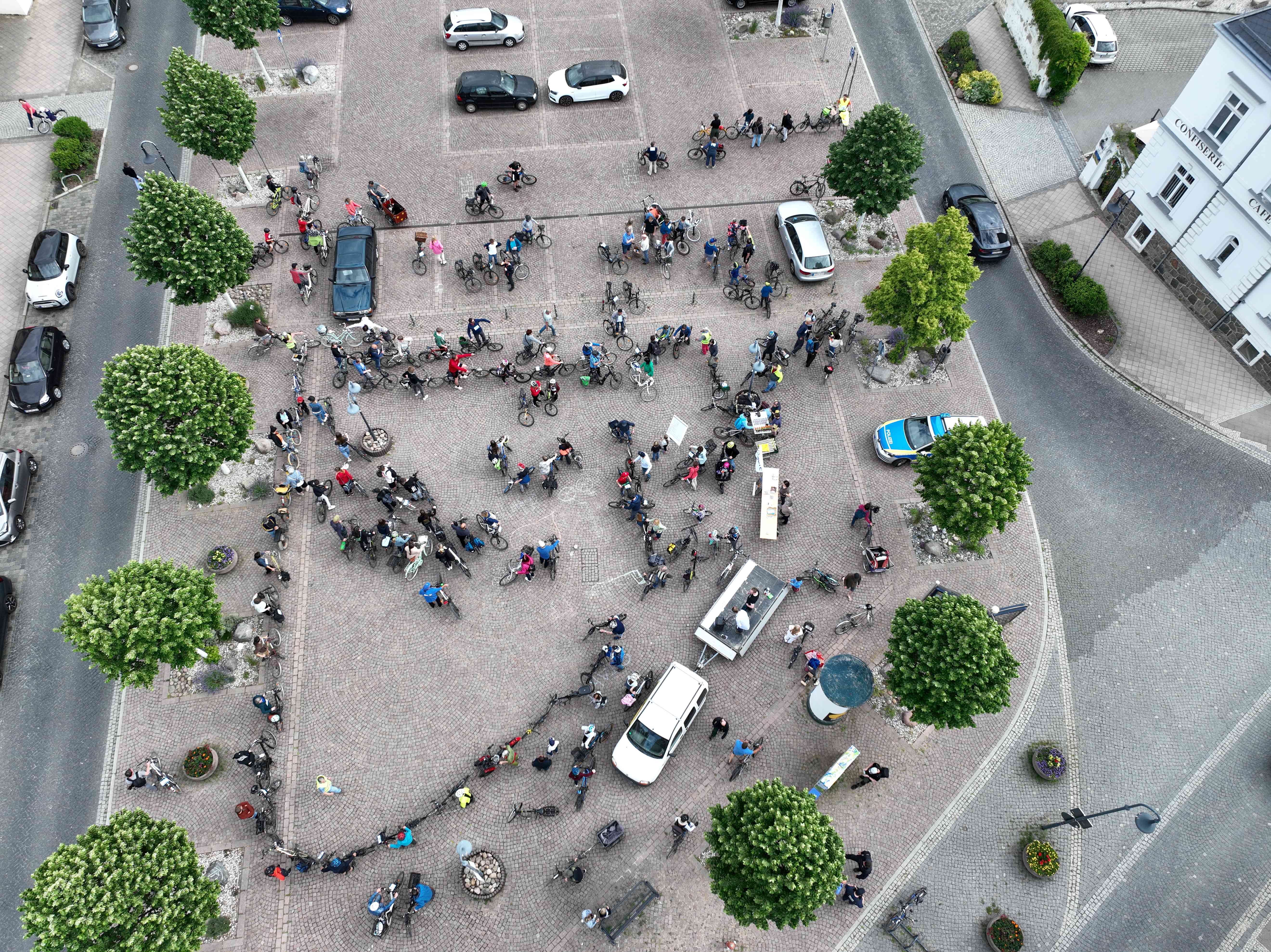 Kurz nach 17 Uhr. Der Markt füllt sich.