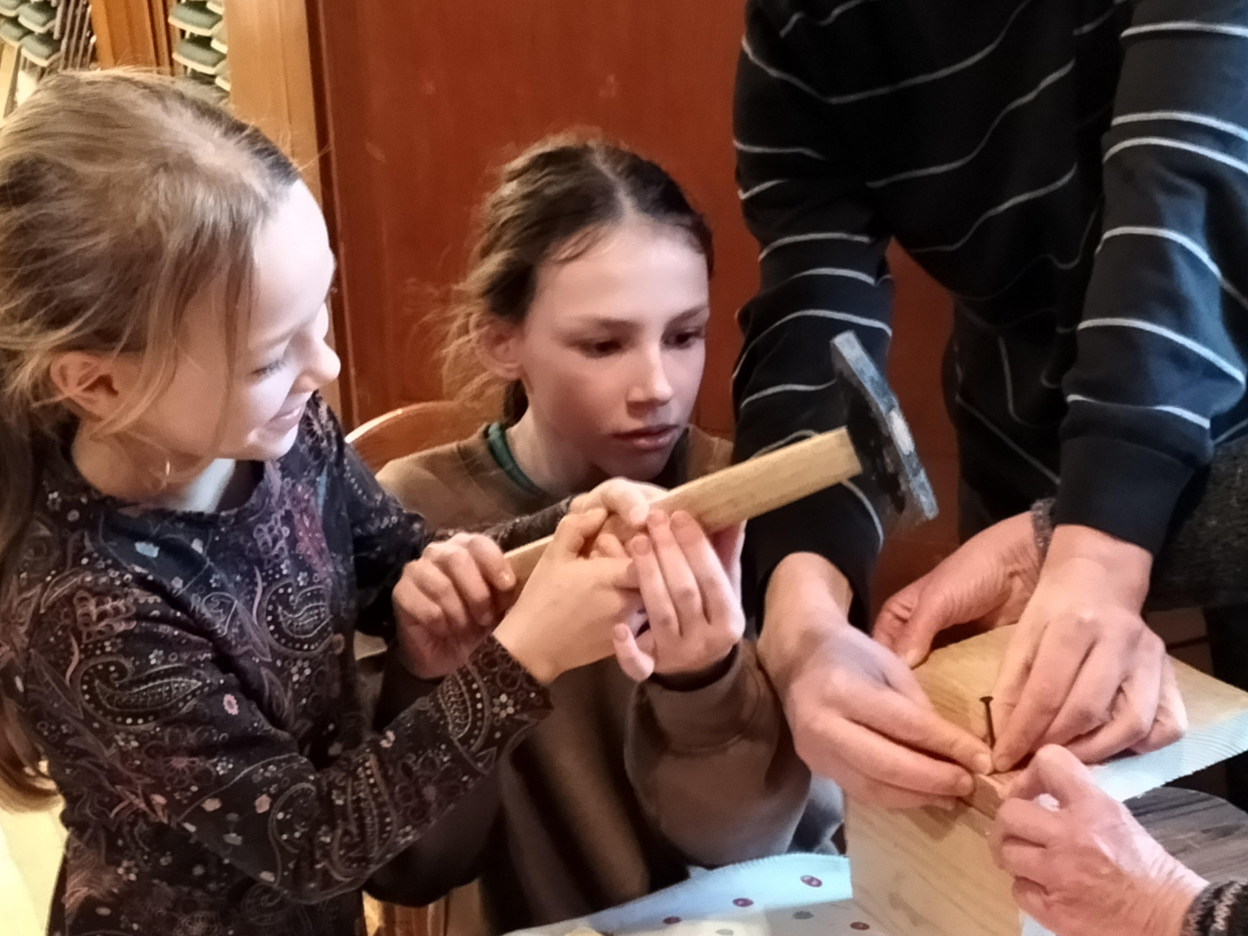 Kinder bauen einen Nistkasten