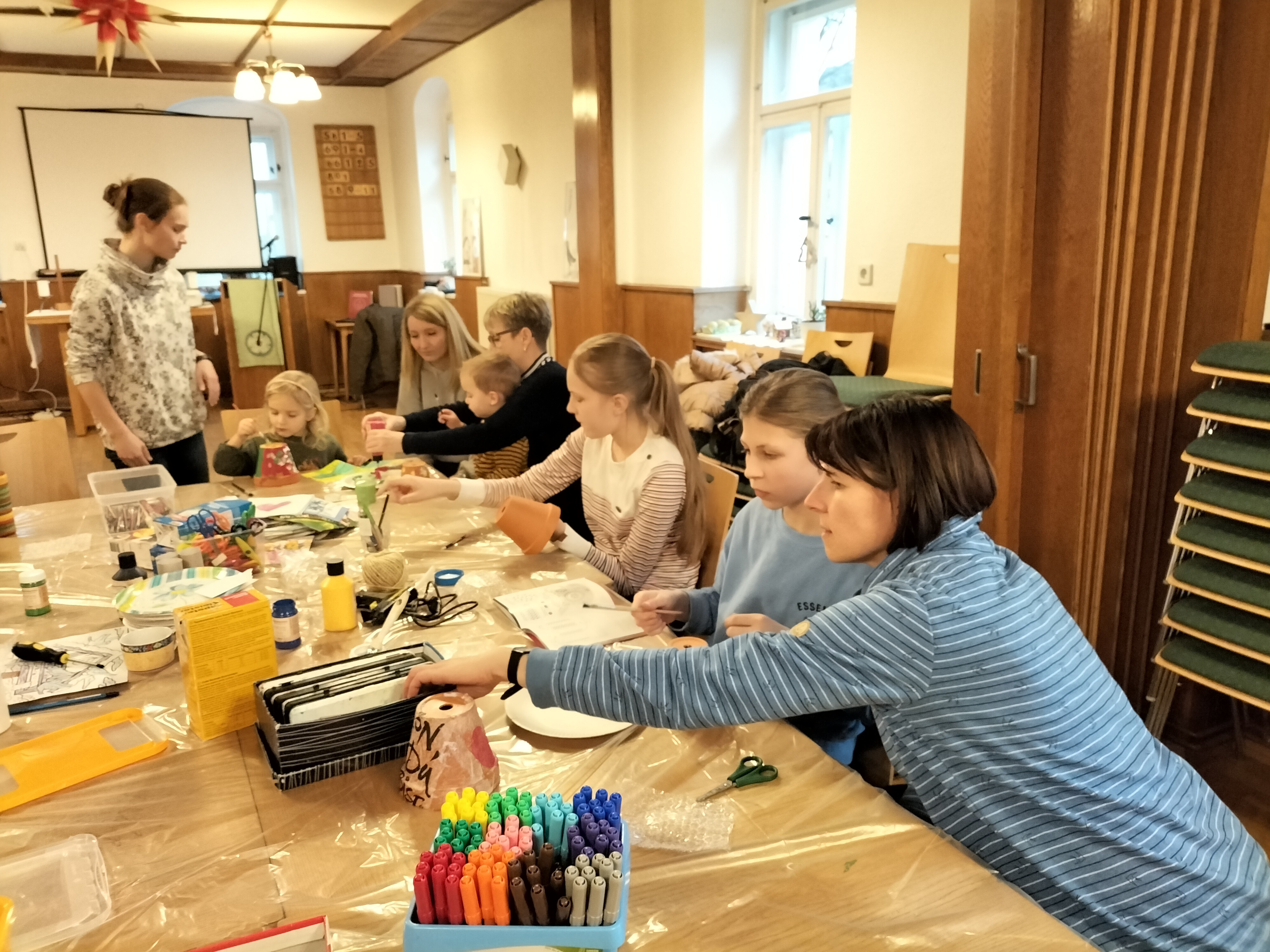 Kinder bemalen Blumentöpfe