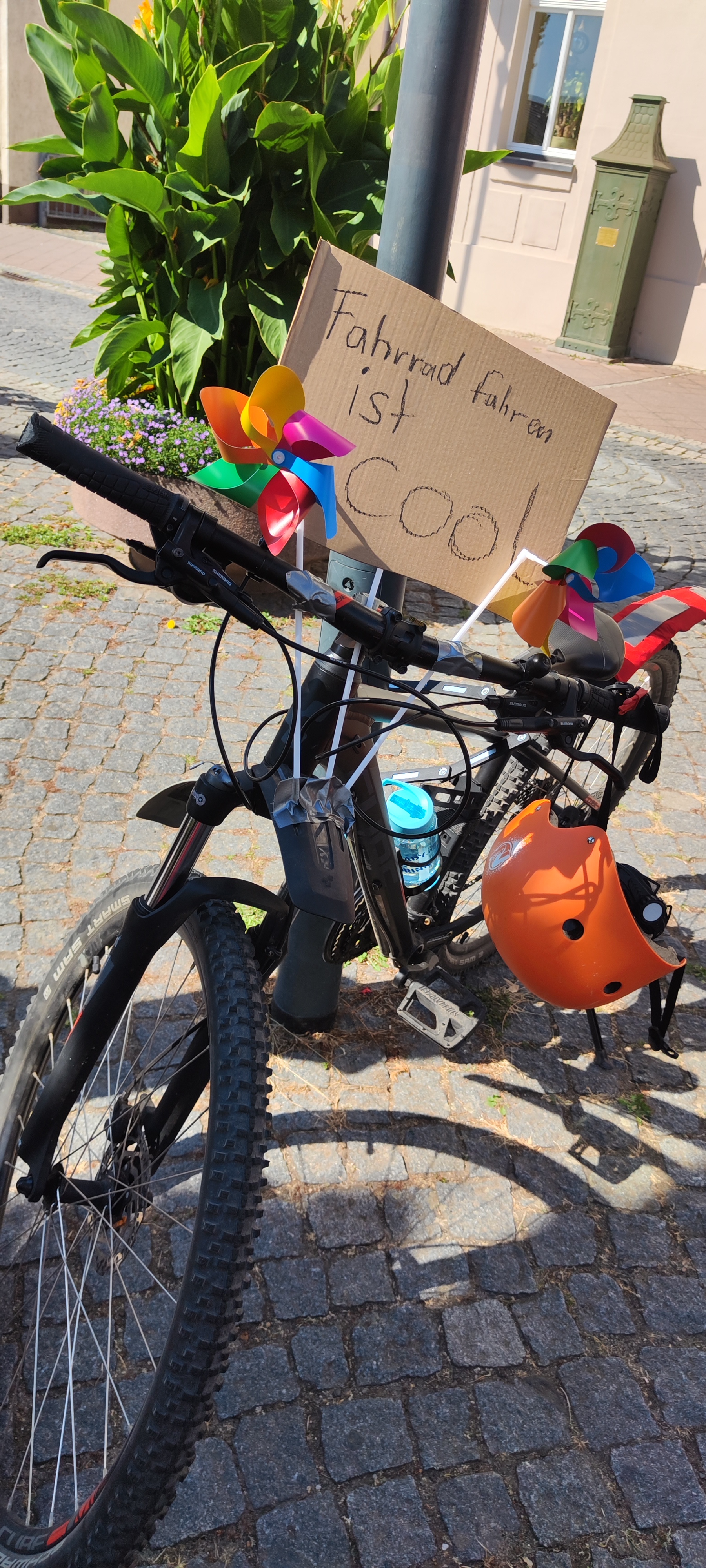 Radfahren ist cool steht auf einem Plakat