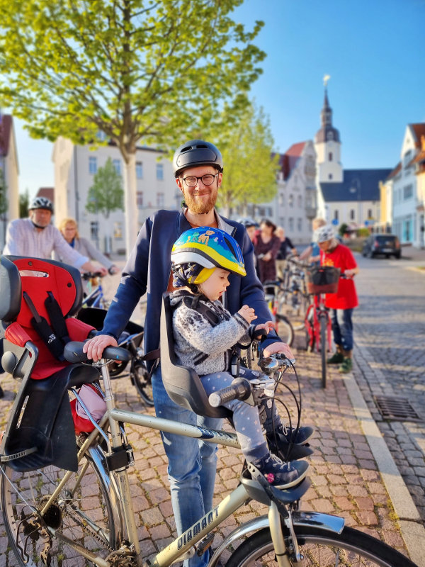 Tauchaer Fahrradfahrer mit Kind auf dem Marktplatz
