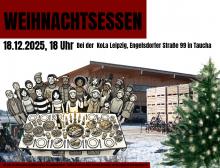 Viele Menschen vor einem Holzgebäude und einem reich gedeckten Tisch