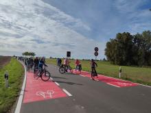 Radfahrende testen den neuen Radschutzstreifen bei Merkwitz